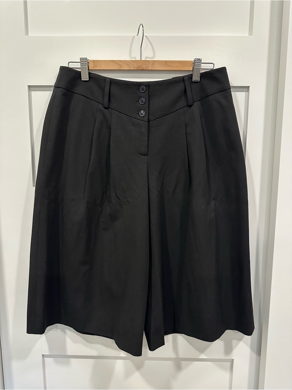 Black High-Waist Pleated Wide-Leg Shorts